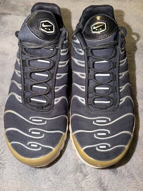 Preloved Nike women’s Black Sneakers with White Wave iridescent Accents size 8